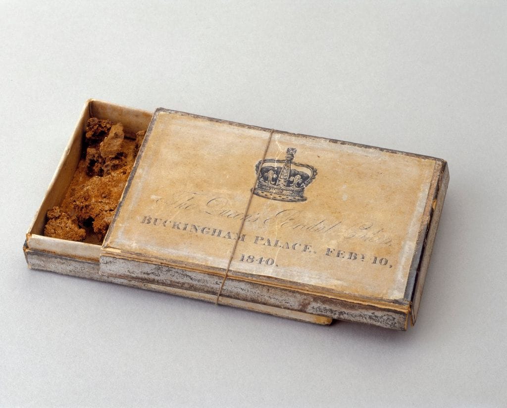 Porción de la tarta de la boda de la Reina Victoria en su caja original