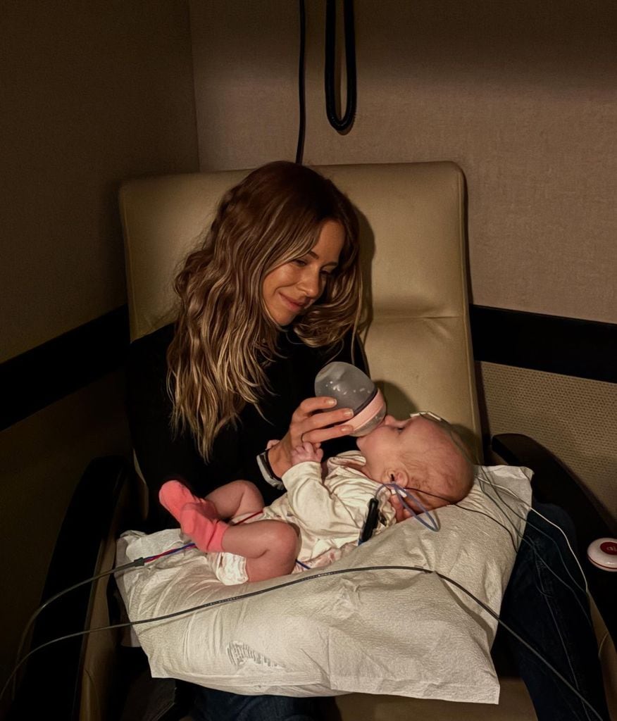 Carmen Aub con su hija Lu, nacida en julio de 2025.