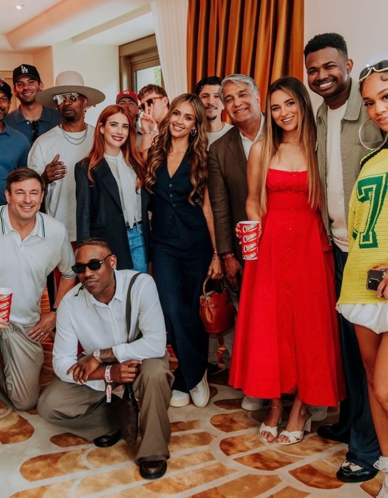 Jessica Alba compartió un posado grupal en el que destacó la presencia de su novio Danny Ramírez.