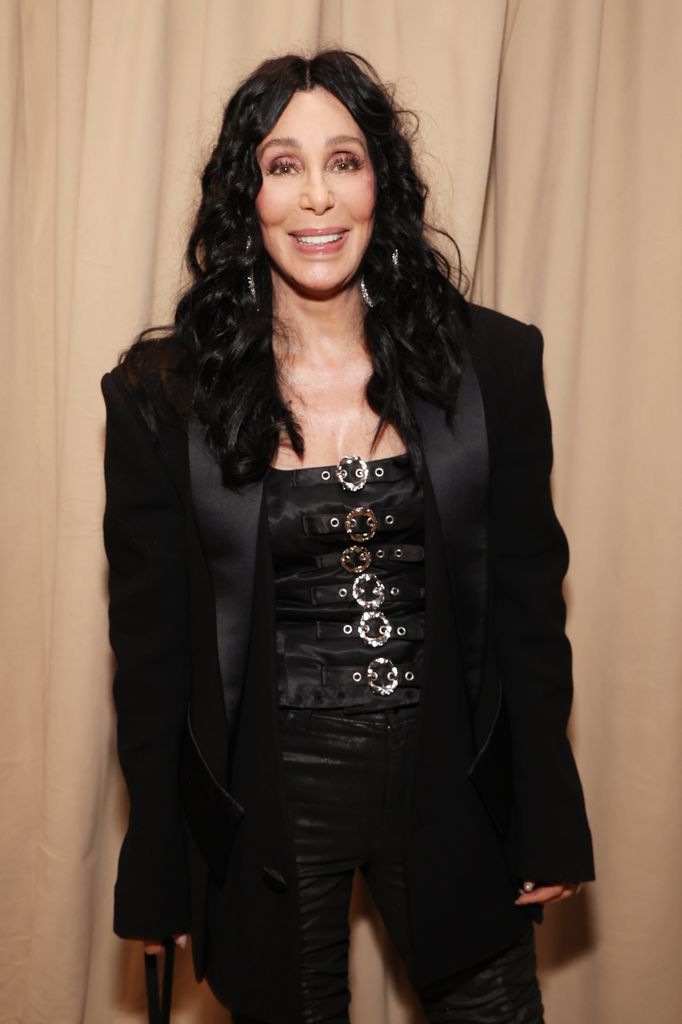 Cher asiste a una gala previa a la entrega de los GRAMMY en febrero de 2024.
