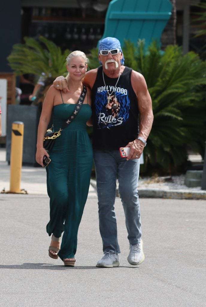 Hulk Hogan con Sky Daily en una foto tomada en Clearwater, Florida, en 2023.
