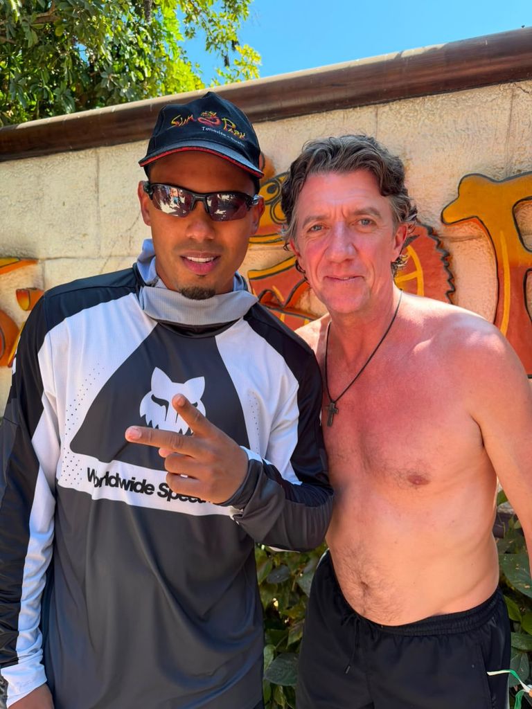 Nicolás Vallejo-Nágera coincidió con el cantante puertorriqueño Myke Towers durante una jornada de diversión en Siam Park