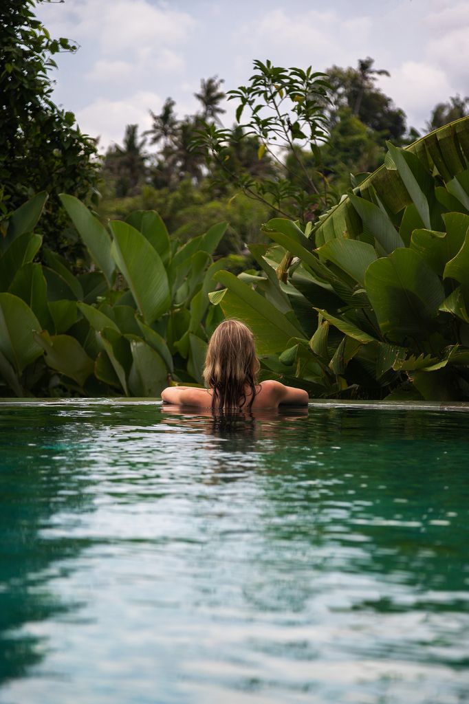 chica piscina bali