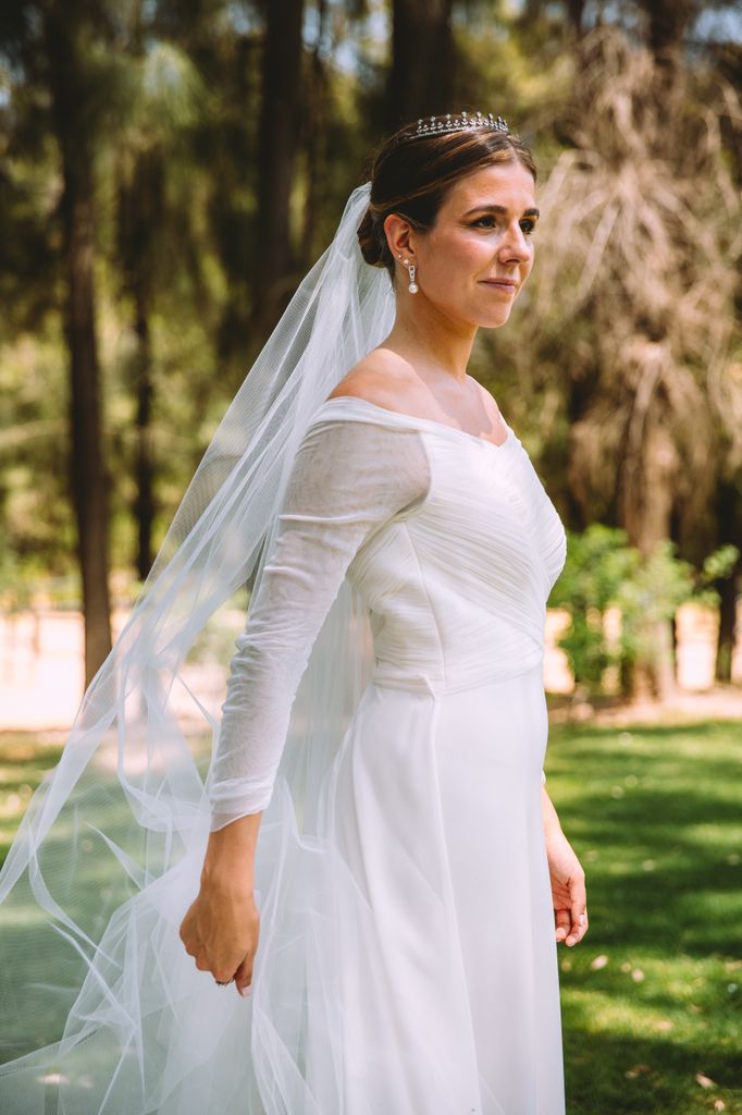 Novia con tiara de tulipanes