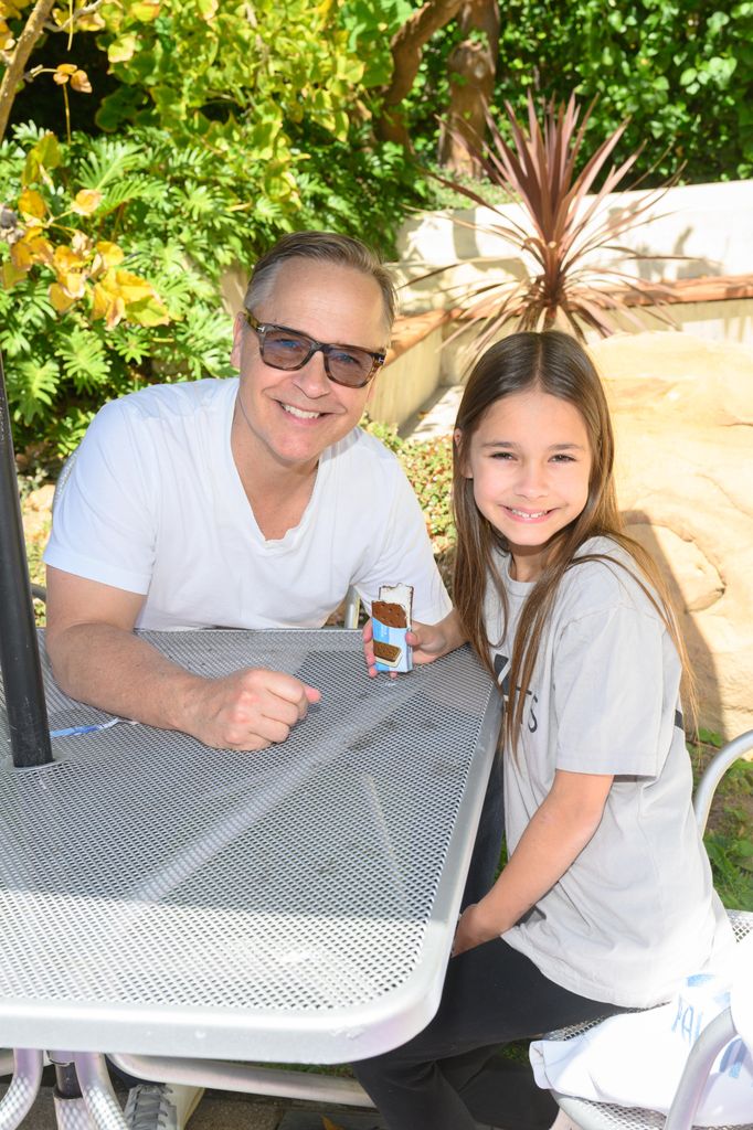Chad Lowe y su hija Fiona, que ha fallecido a los 13 años dejando a toda su familia profundamente consternada