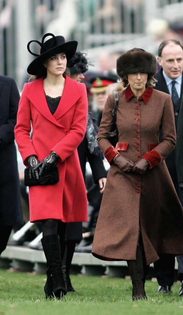 Kate Middleton, princesa de Gales, con su madre Carole en Surrey, 2006.