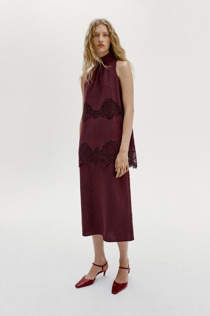 Vestido midi halter con bordados, de Zara