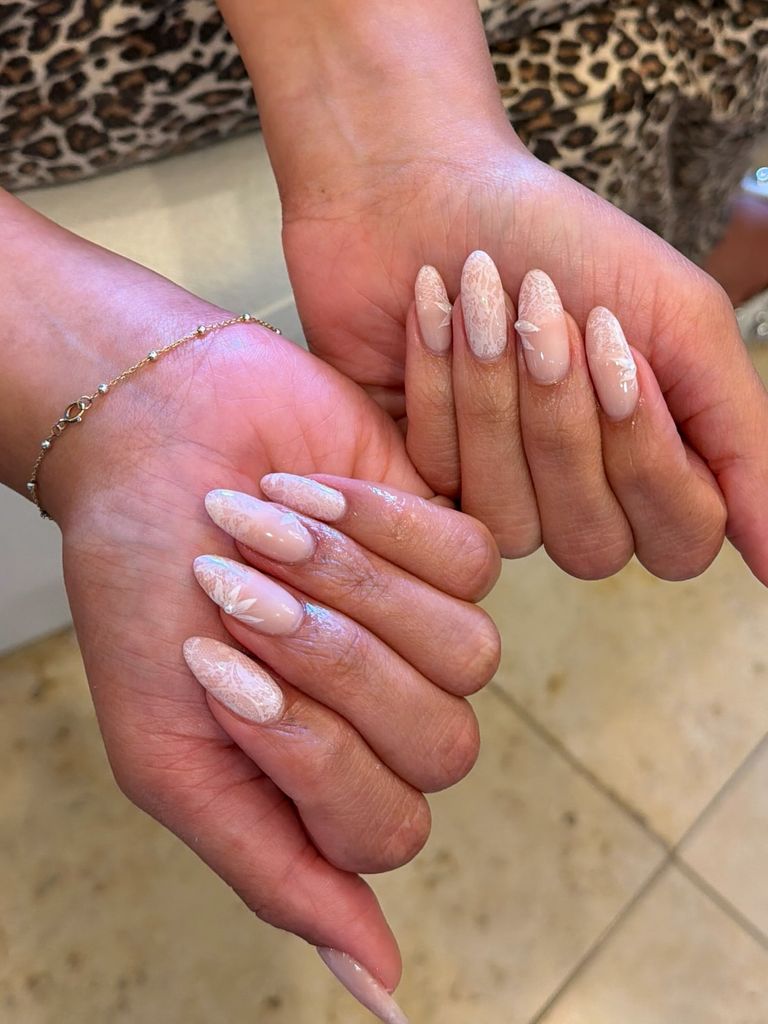 La manicura de la novia evocaba los motivos de su vestido.