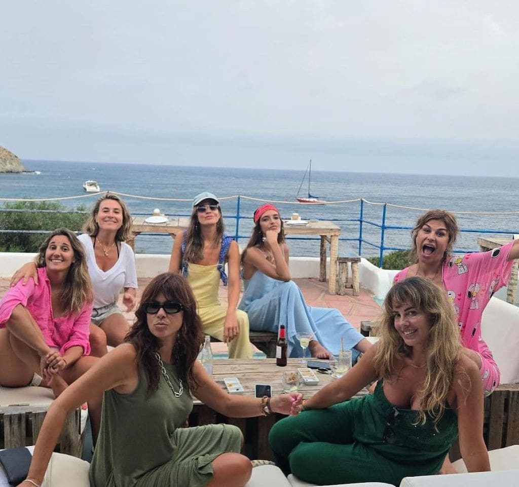 Sara Carbonero de vacaciones con amigas Vanesa Martín, Isabel Jimenez Van Martinez