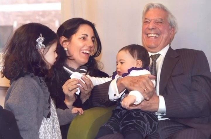 Mario Vargas Llosa con su hija Morgana y sus nietas Isabella y Anaís. 