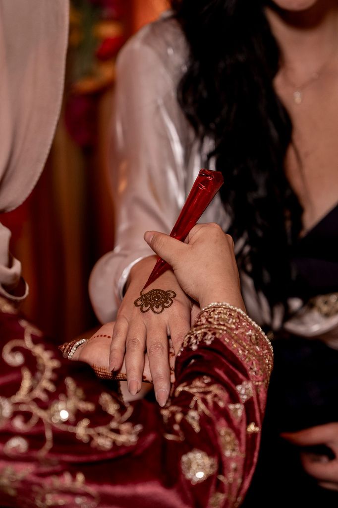 El mehndi o ceremonia de la henna se ha convertido en un evento social