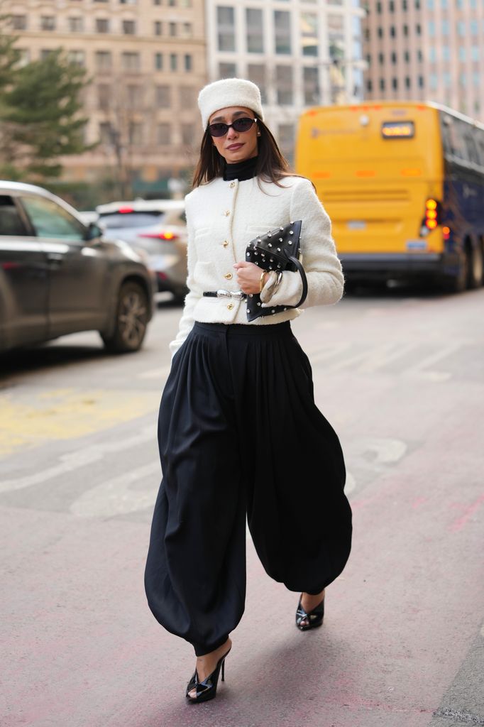 Vestir de blanco en invierno tiene truco y las invitadas a los desfiles de New York Fashion Week lo saben