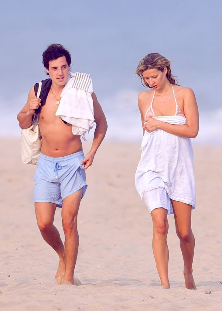Apple Martin fue vista junto a un hombre misterioso en la playa de los Hamptons. 
