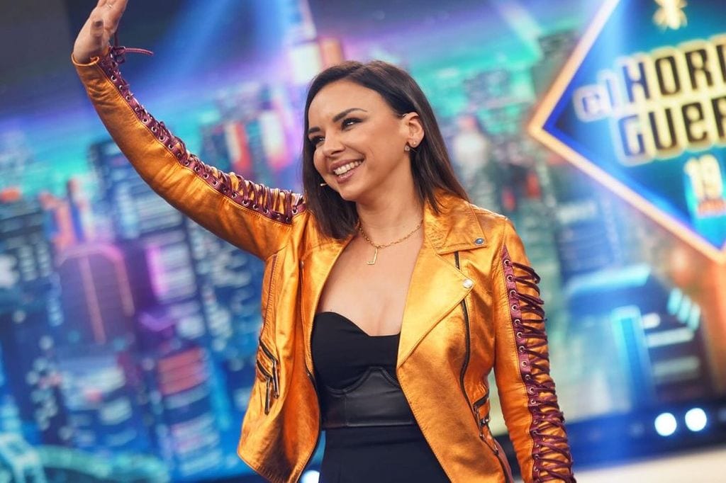 Plano medio de Chenoa en El Hormiguero saludando al público
