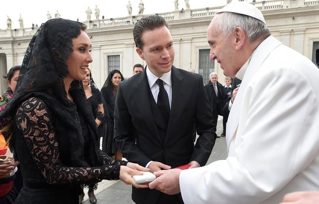 Anahí y Manuel Velasco en el Vaticano.