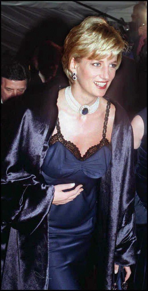 Diana de Gales de azul marino en el MET