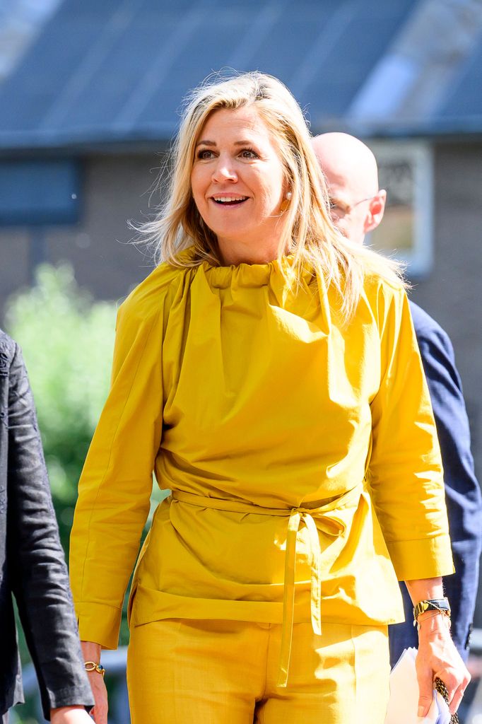 Máxima de Holanda con un look amarillo.