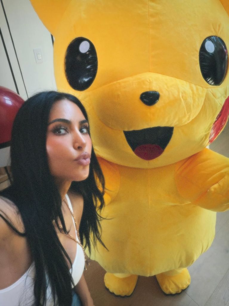 Kim posando con el Pokemon gigante