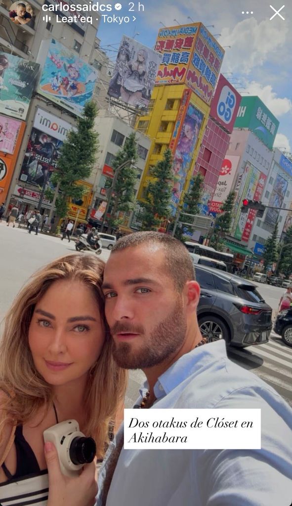 Claudia Martín y Carlos Said en Akihabara, un famoso distrito comercial en Tokio, Japón.