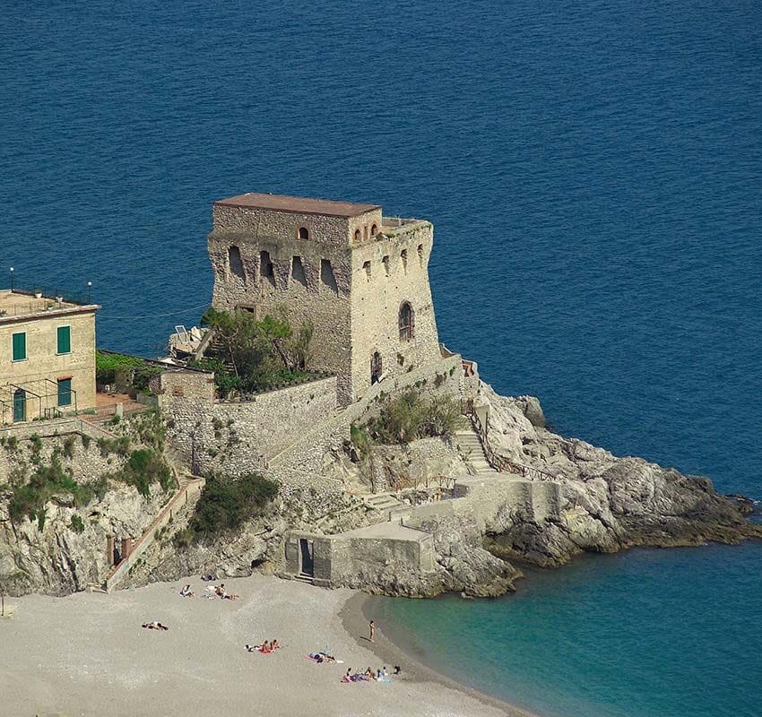 Erchie, pequeño pueblo y playa en la Costa Amalfitana, Italia