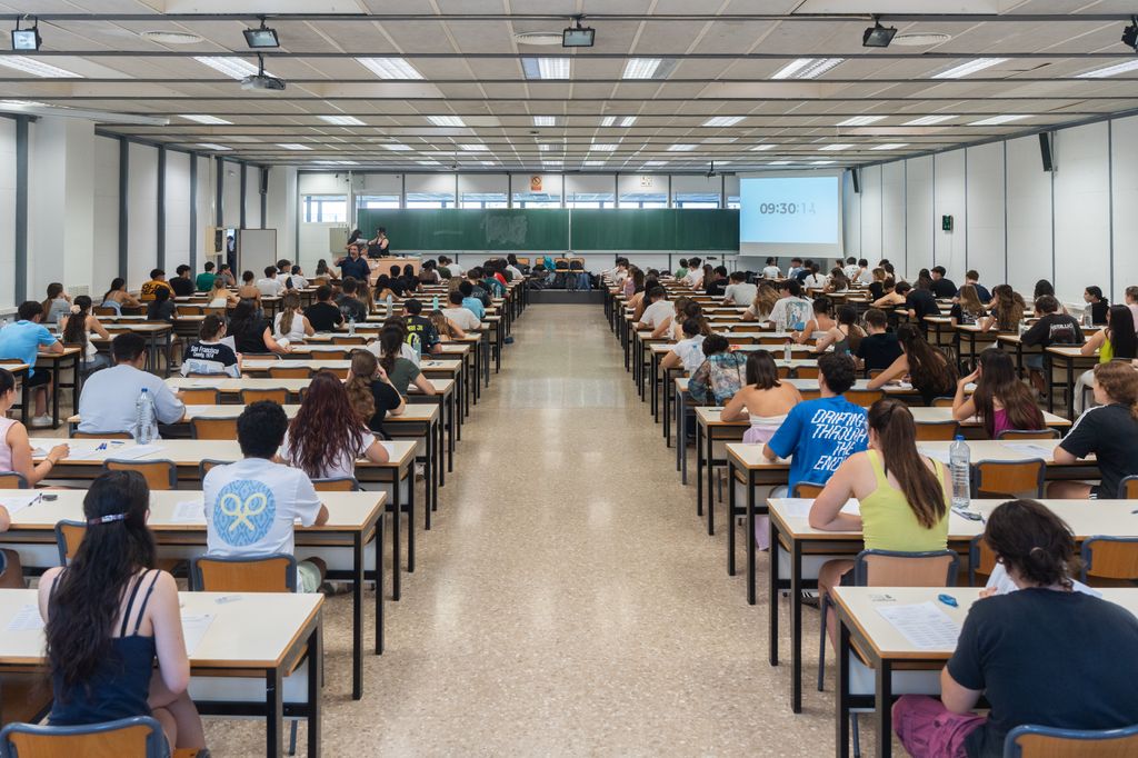 Las dobles titulaciones de Matemáticas, Física e Ingeniería lideran ya las notas de corte más altas de España, impulsadas por el auge de la inteligencia artificial y los perfiles tecnológicos