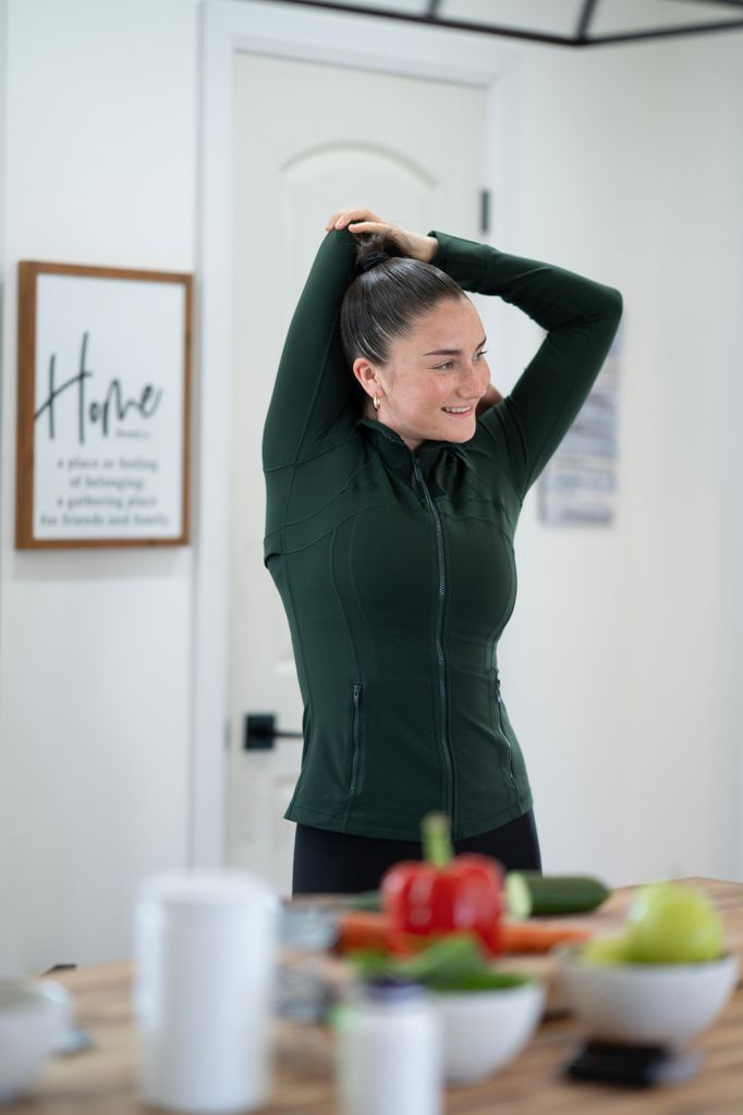 Una mujer haciendo ejercicio en casa