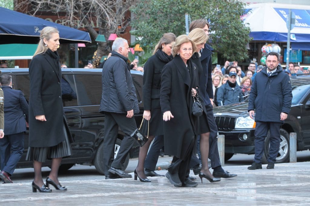 La reina Sofía junto a la infanta Cristina y Elena en el funeral de Irene de Grecia en Atenas