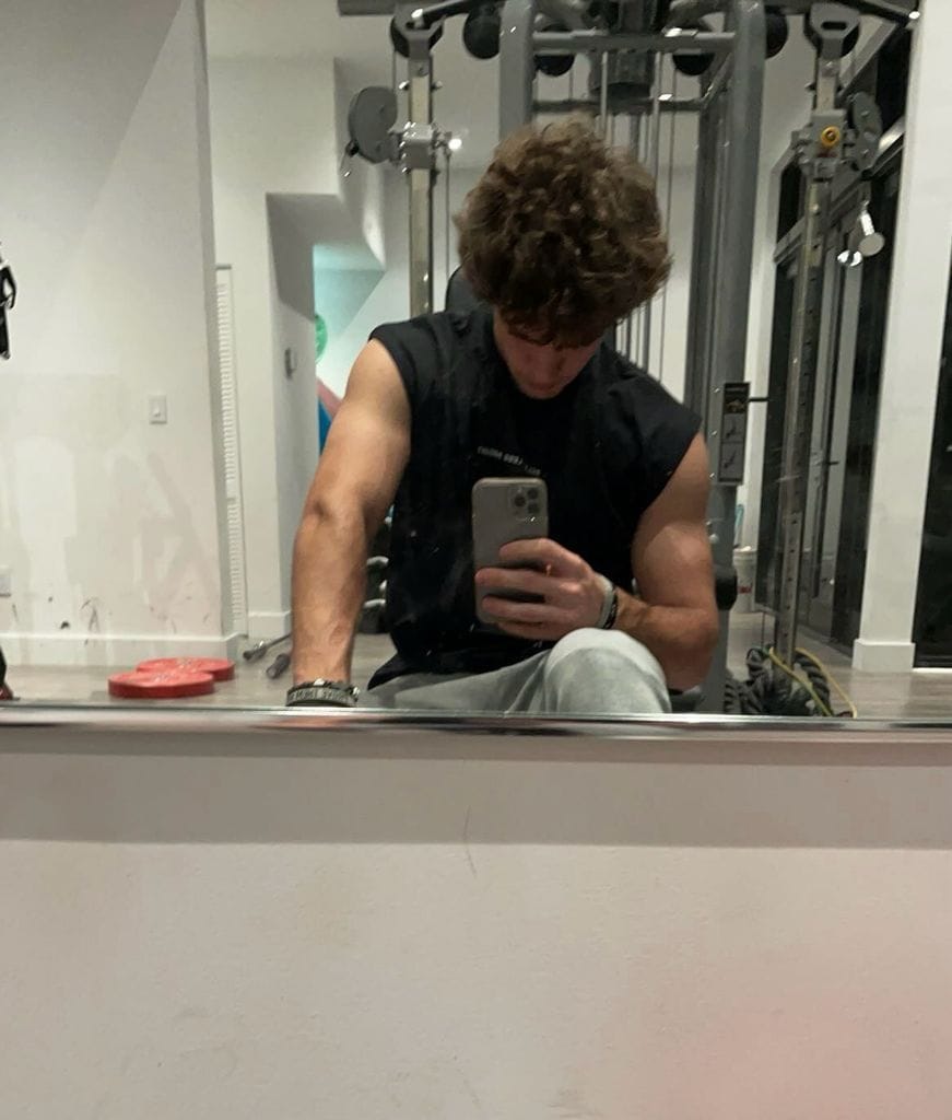 Christopher Levy presumió sus músculos desde el gimnasio. 