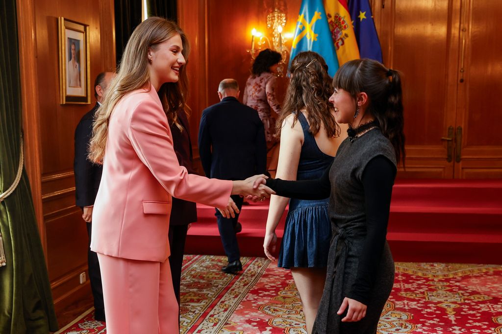 La princesa Leonor saluda a una de las invitadas en la recepción a los galardonados con el Premio Fin de Grado