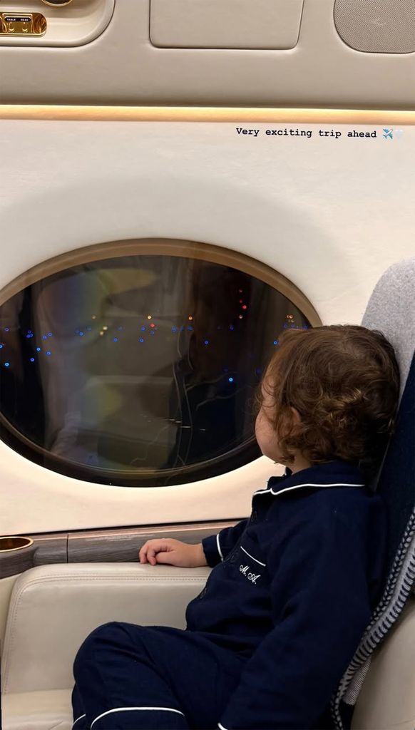 Marquitos estaba muy atento a la vista desde su asiento en el avión 