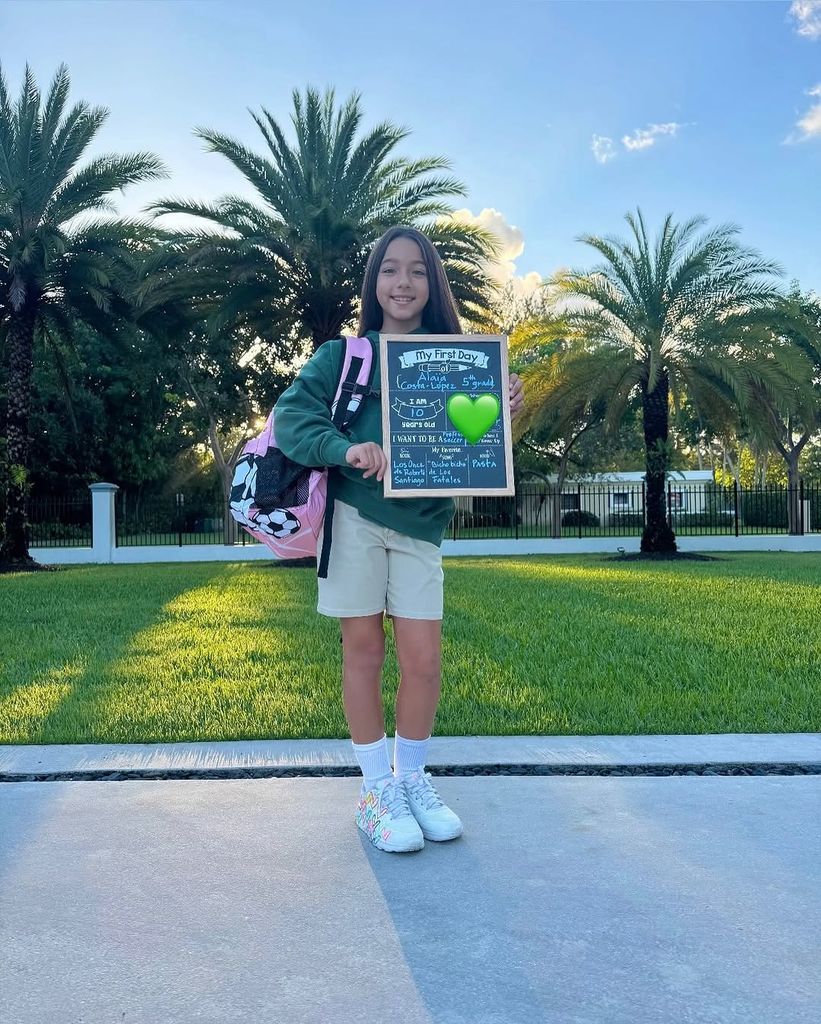 Alaïa, de 10 años, ha pasado al 5° grado de su educación primaria o elementary school.