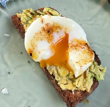 Huevo poché sobre tosta de pan con aguacate