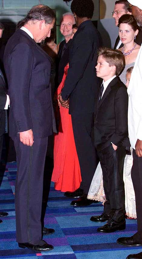 Jake Lloyd saluda a Carlos de inglaterra en el estreno