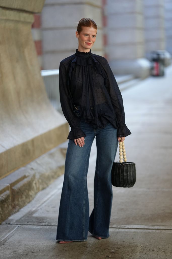 Una blusa azul marino con jeans 'wide leg' es la combinación perfecta. 