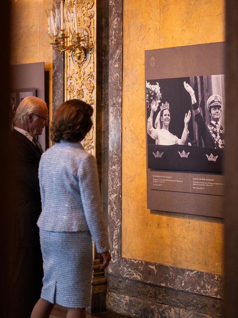 Carlos Gustavo y Silvia de Suecia en la exposición sobre sus bodas de oro 