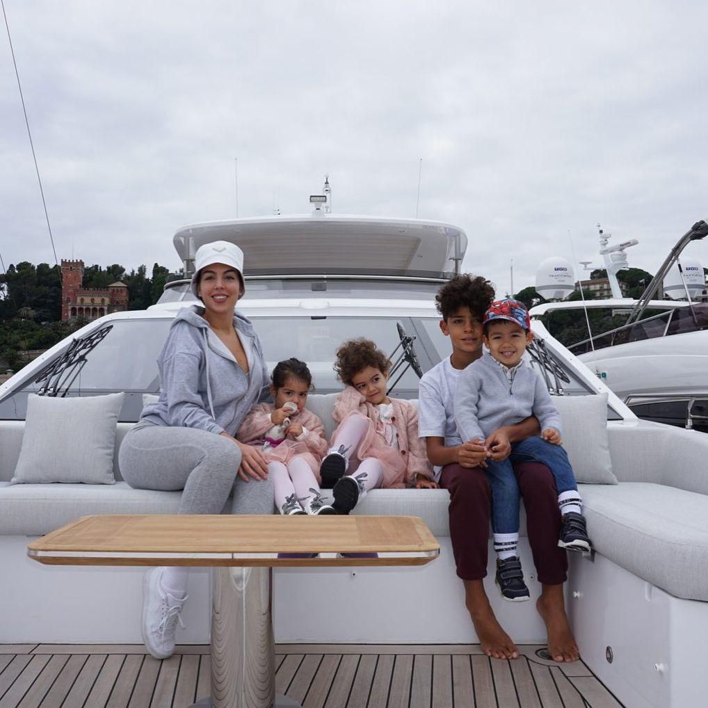 Georgina junto con sus hijos en un yate