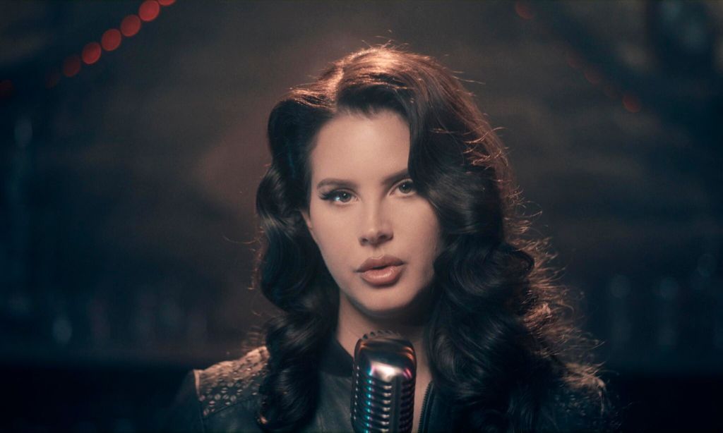 Lana del Rey cantando