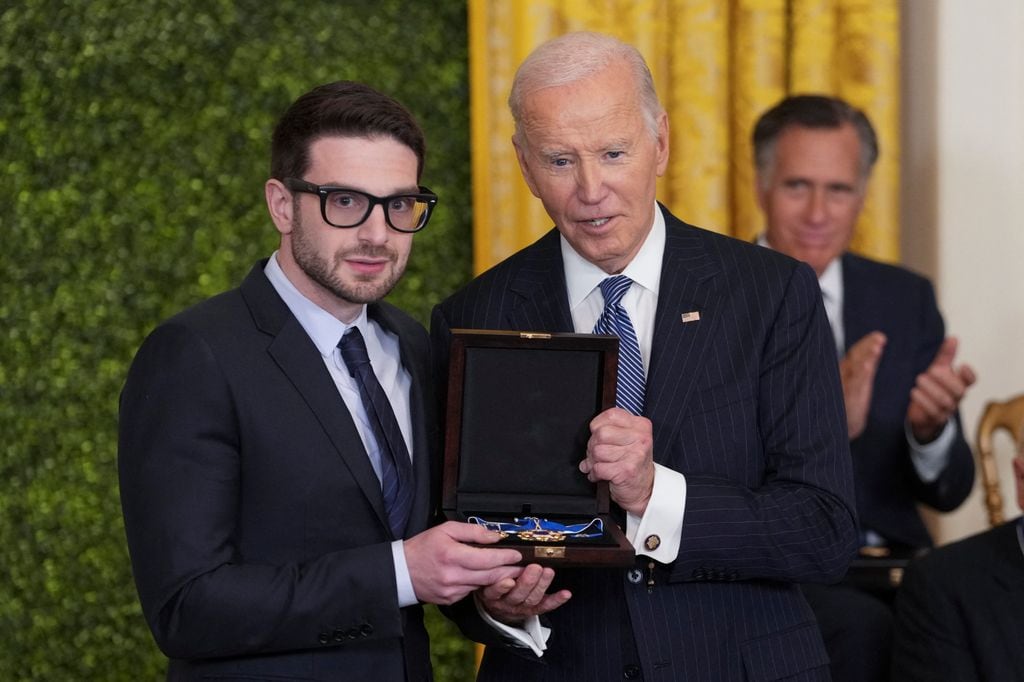Alex Soros recibe la Medalla de la Libertad en nombre de su padre, George Soros, de manos del presidente Joe Biden, durante una ceremonia celebrada en la Casa Blanca el 4 de enero de 2025