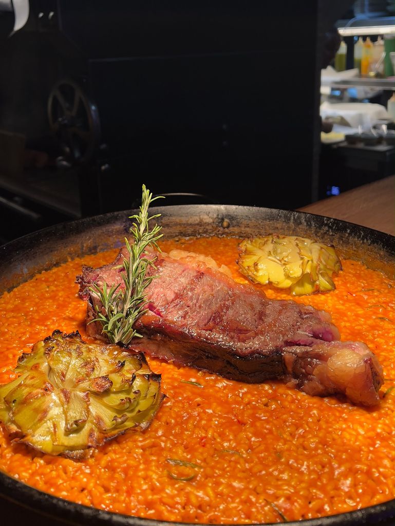 Arroz con chuletón y alcachofas