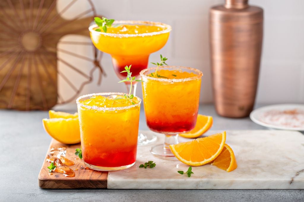 El tequila es el destilado protagonista de numerosos cócteles clásicos, del Margarita al Tequila Sunrise. 
