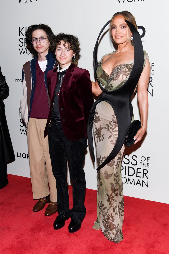 Jennifer Lopez acudió con sus hijos Emme y Max a una proyección especial de "Kiss of the Spider Woman" en Nueva York.