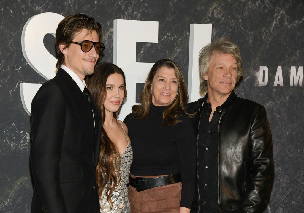 Jake Bongiovi, Millie Bobby Brown, Dorothea Hurley y Jon Bon Jovi en el estreno de "Damsel" en Nueva York en 2024