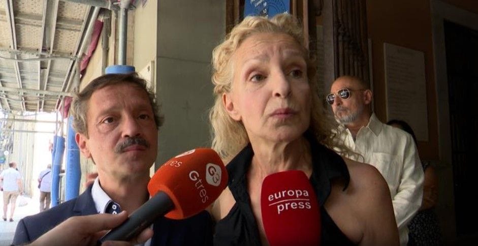 Dos de los hijos de Manolo Zarzo, Flavia y David, en la misa funeral celebrada en Madrid