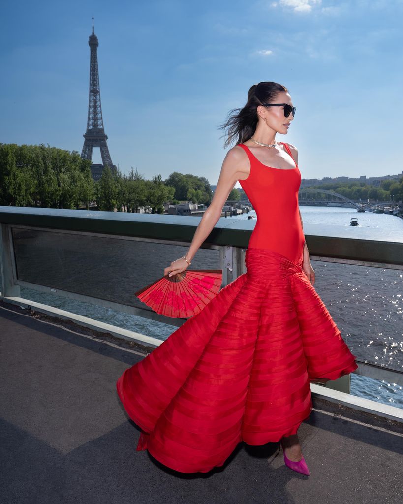 Nieves Álvarez con vestido rojo de Redondo Brand para su preboda en París, 2026.