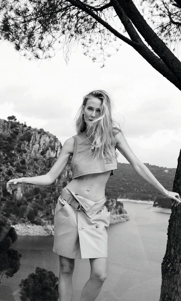 HOFASHION 116 Vanesa LorenzoNuestra protagonista, que siempre ha seguido su instinto al margen de tendencias, posa con falda, de Max Mara; collar, de LDC Atelier; pendientes, de Bvlgari;