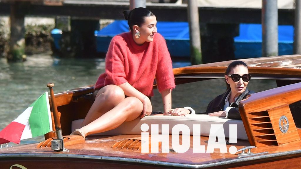 Abuela y nieta, todo sonrisas en su escapada al más puro estilo 'Emily en París'