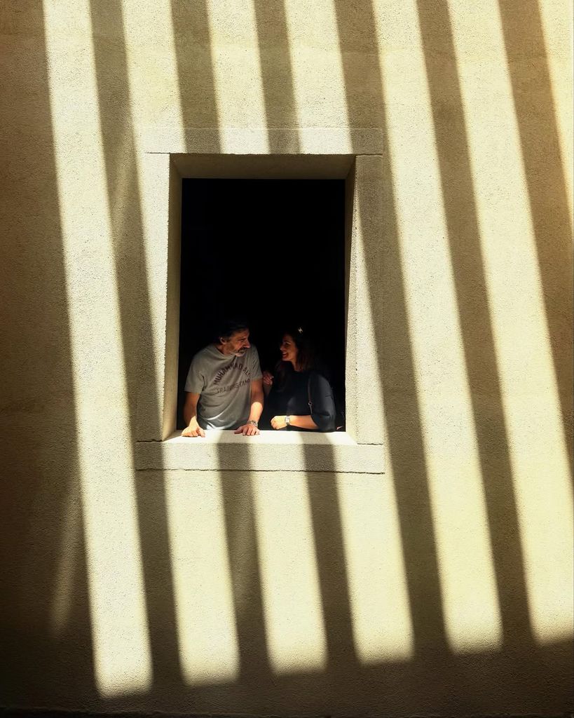 Nuria Roca y Juan del Val en una de las habitaciones del Restaurante Hotel Atrio, en Cáceres