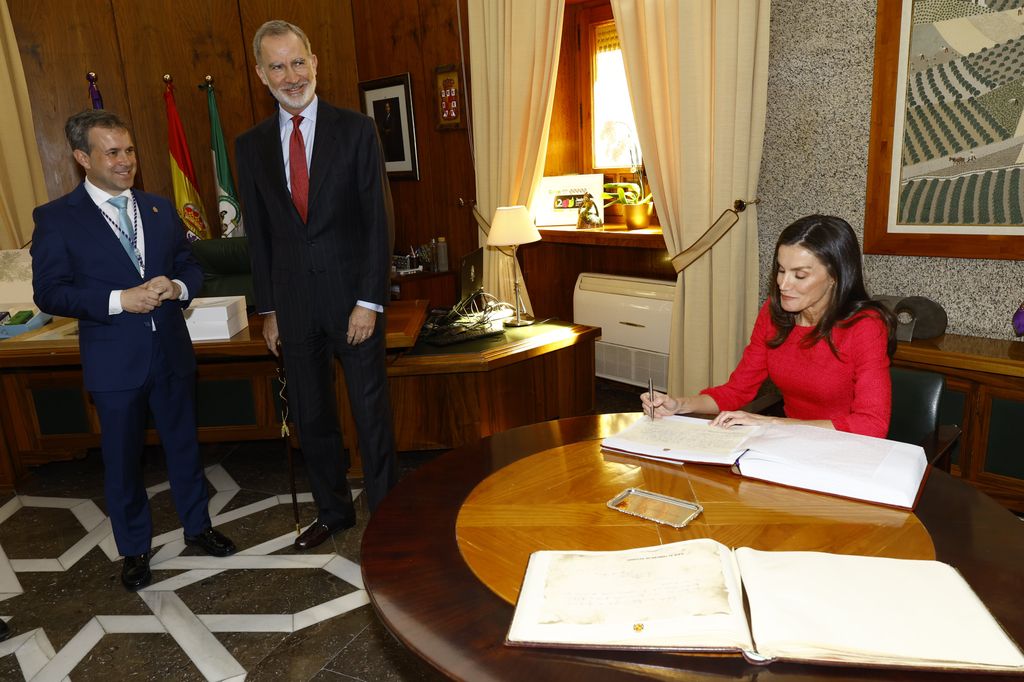 La reina Letizia firma en el Libro de Honor del Ayuntamiento de Jaén