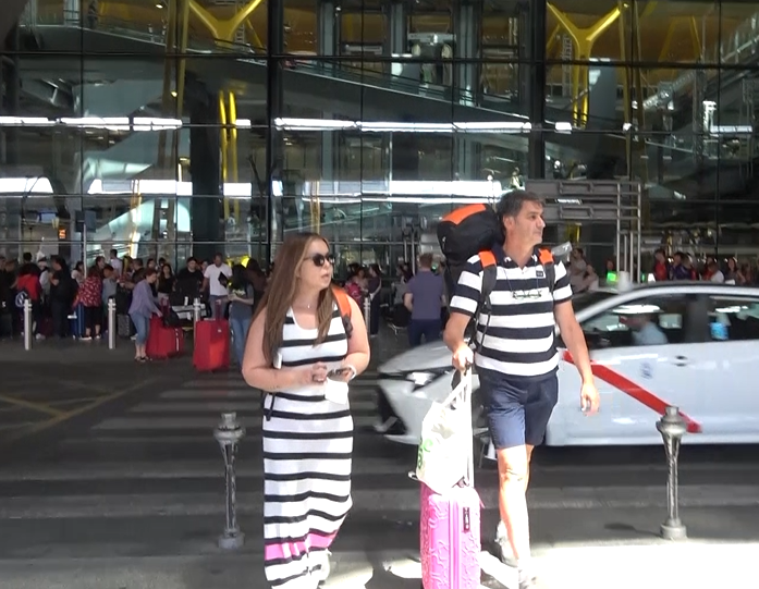 La pareja llega al aeropuerto para la grabación de "Hasta el fin del mundo", donde participa María José Campanario junto con Belinda Washington 