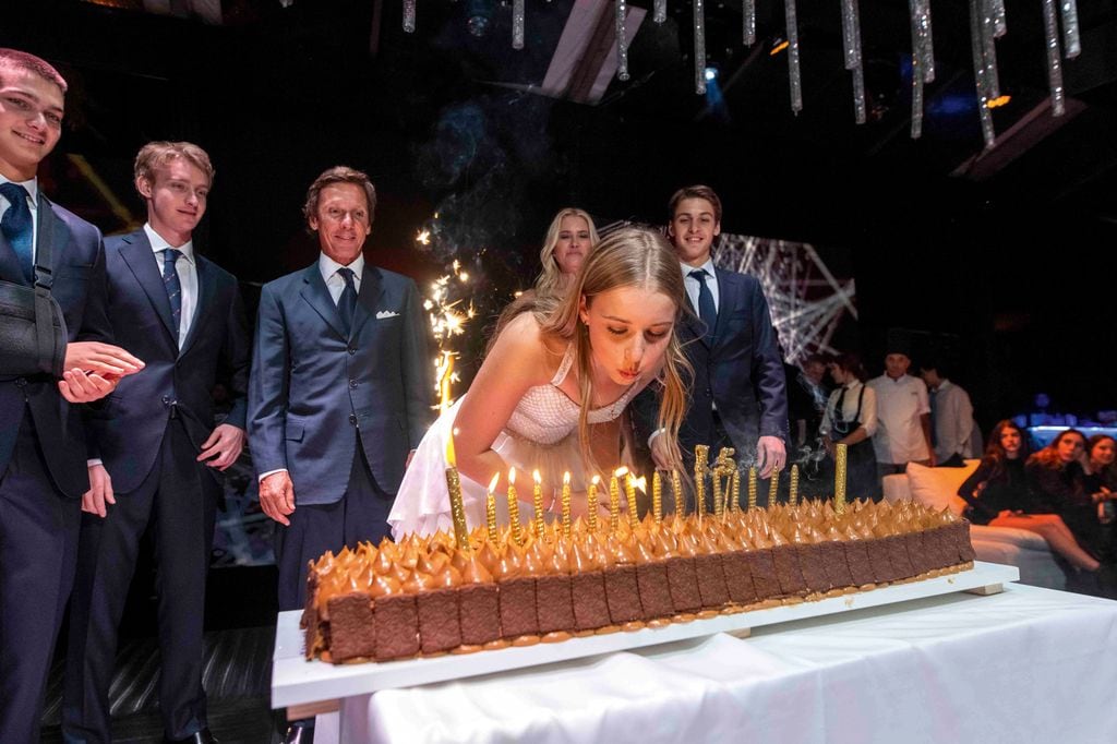 Taína Gravier soplando las velas de su cumpleaños